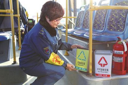 公交車上耍無賴 竟用垃圾桶套司機(jī)頭上