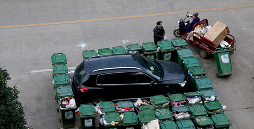 隨意亂停車，大爺搬垃圾桶怒攔私家車 