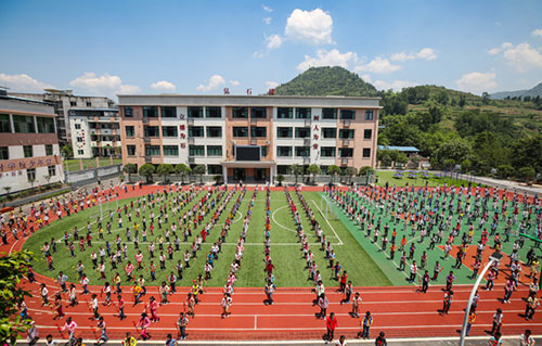 這家小學(xué)一個垃圾桶都沒有