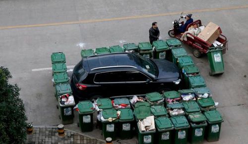 汽車被垃圾桶包圍是被惡搞還是得罪人了？